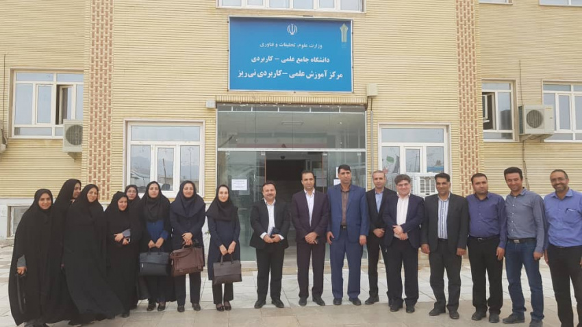 دکتر دانش منش  سرپرست  دانشگاه جامع علمی کاربردی  استان فارس به همراه هیأت همراه از فضا و امکانات آموزشی مرکز آموزش عمی کاربردی نی ریز بازدید نمودند.