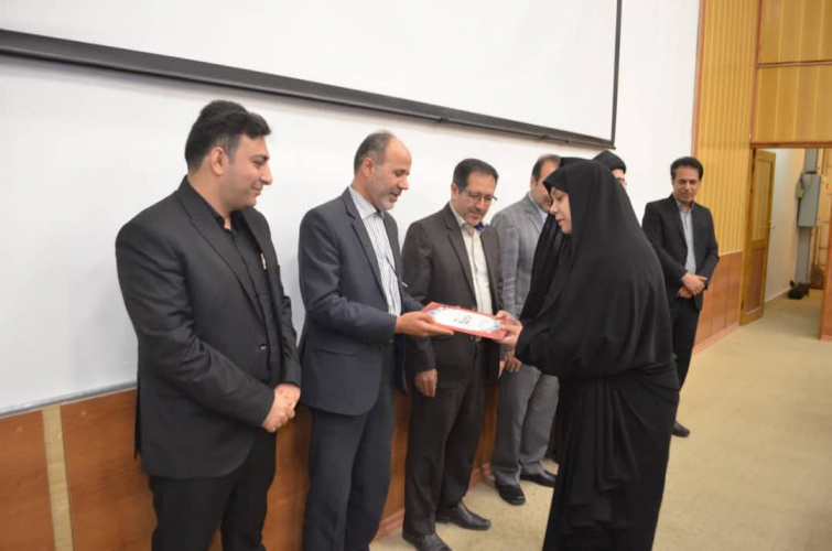 مرکز آموزش علمی کاربردی لارستان با کسب رتبه برتر و عملکرد عالی به عنوان دستگاه برتر شهرستان لارستان در زمینه ترویج فرهنگ عفاف و حجاب مورد تقدیر قرار گرفت.