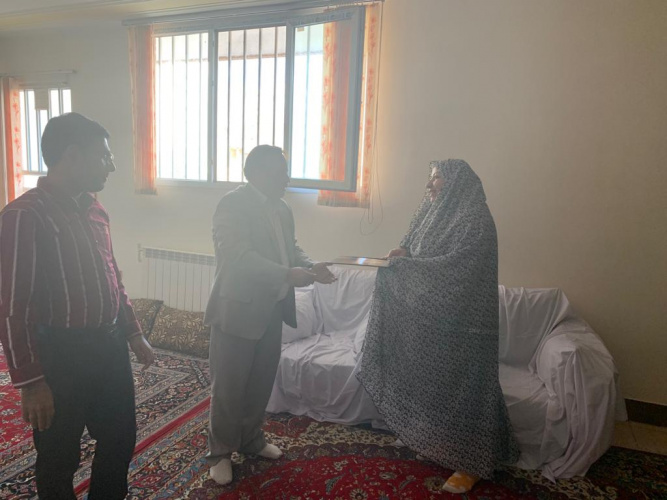 رئیس دانشگاه علمی کاربردی استان فارس با خانواده شهید خداخواست رهبر دیدار کرد