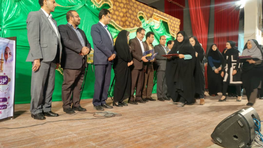 در برنامه تجلیل از دختران افتخار آفرین و موفق شهرستان لارستان از دانشجوی مرکز آموزش علمی کاربردی لارستان تجلیل شد