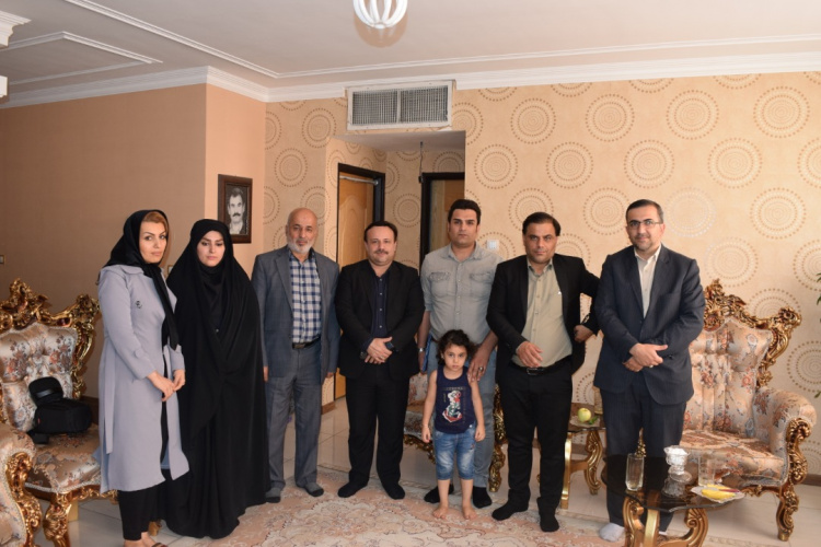 رئیس دانشگاه علمی کاربردی استان فارس در دیدار  با خانواده شهید فروز کشوادی گفت: شهدا سمبل مقاومت و آزادگی هستند