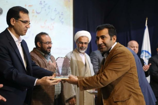از دکتر محمود آهسته؛ مدرس مرکز آموزش علمی کاربردی لارستان به عنوان پژوهشگر برگزیده شهرستان لارستان تجلیل شد