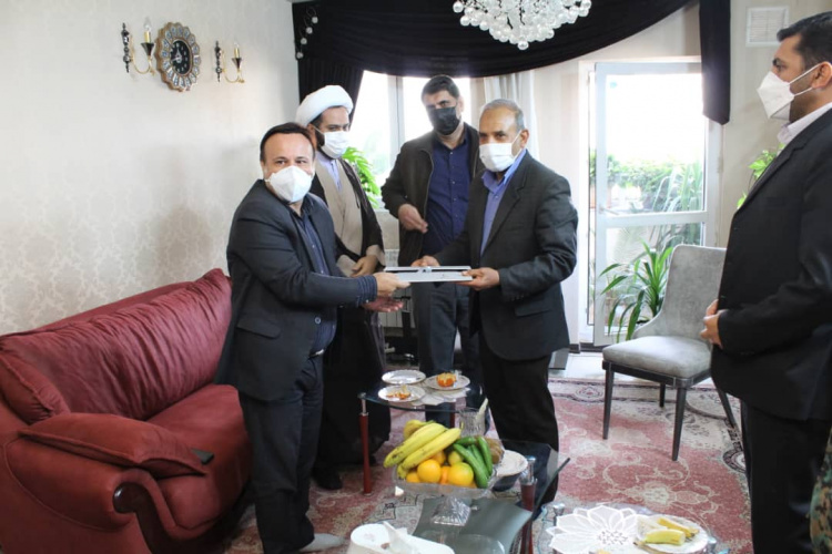 رئیس دانشگاه جامع علمی کاربردی واحد استان فارس با خانواده شهید یاسر طهمورثی دیدار کرد