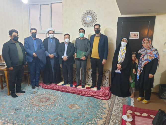 رئیس دانشگاه جامع علمی کاربردی واحد استان فارس و جمعی از مسئولان دانشگاه با خانواده شهید داریوش تابع بردبار دیدار کردند