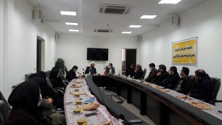 نشست صمیمی کارکنان دانشگاه جامع علمی کاربردی واحد استان فاس با رئیس واحد استانی به مناسبت ولادت با سعادت حضرت زهرا ( س ) ، روز زن و مادر