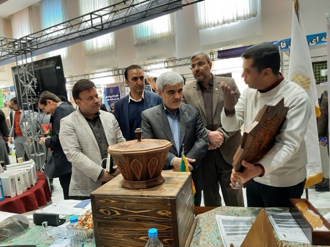 حضور فعال دانشگاه جامع علمی کاربردی استان فارس در نمایشگاه هفته پژوهش استان