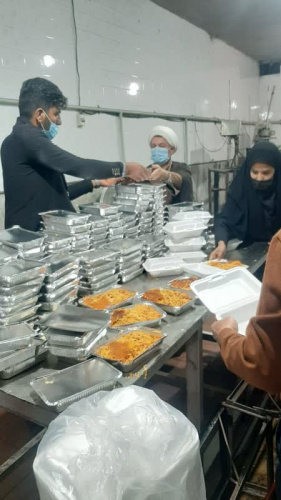 توزیع غذای گرم بین نیازمندان توسط بسیج دانشجویی دانشگاه جامع علمی کاربردی استان فارس