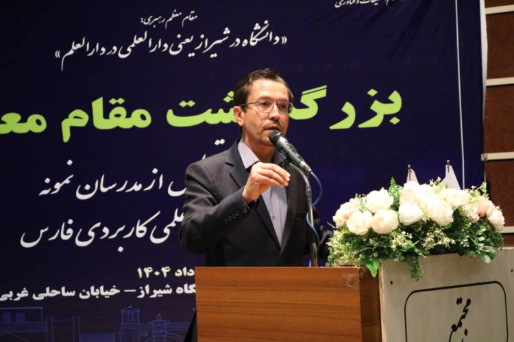 دانشگاه ها باید در کنار آموزش و پژوهش ، به ایجاد شغل برای دانشجویان نیز توجه کنند